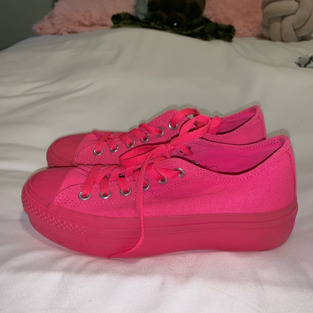 HOT PINK PLATFORM CONVERSE